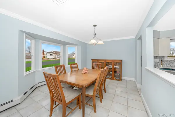 24 Brooktree CIR, Lindenhurst, NY 11757