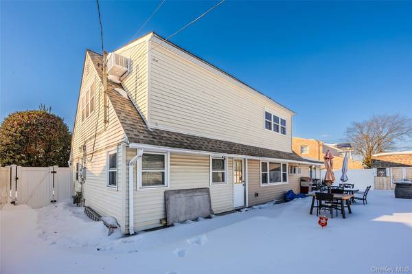 43 Wildflower LN, Wantagh, NY 11793