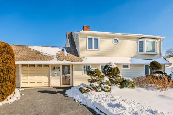 43 Wildflower LN, Wantagh, NY 11793