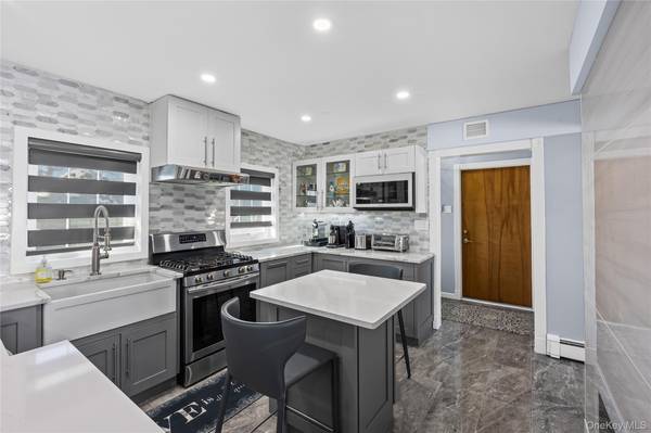 43 Wildflower LN, Wantagh, NY 11793