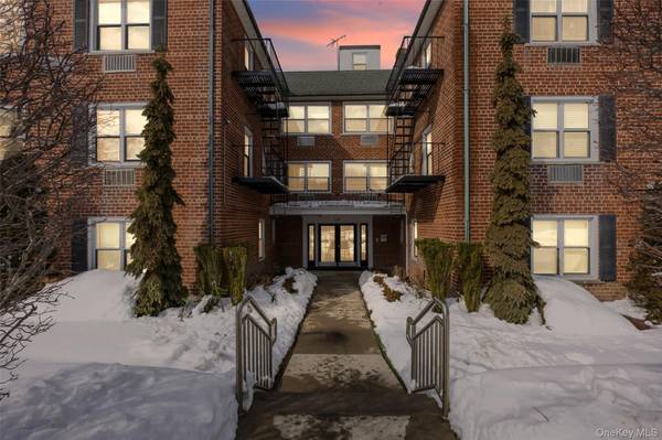 124 S Park Ave #2-S, Rockville Centre, NY 11570