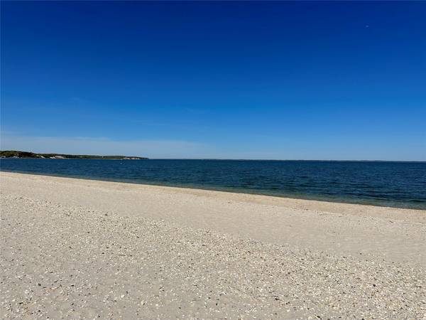 48 Oakhurst RD, Hampton Bays, NY 11946