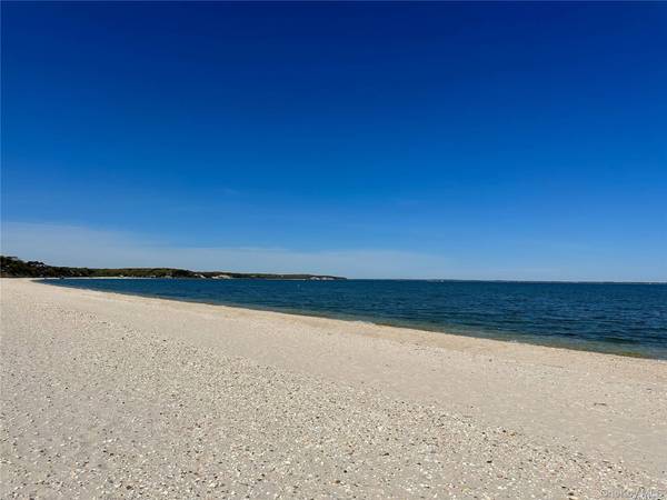 48 Oakhurst RD, Hampton Bays, NY 11946