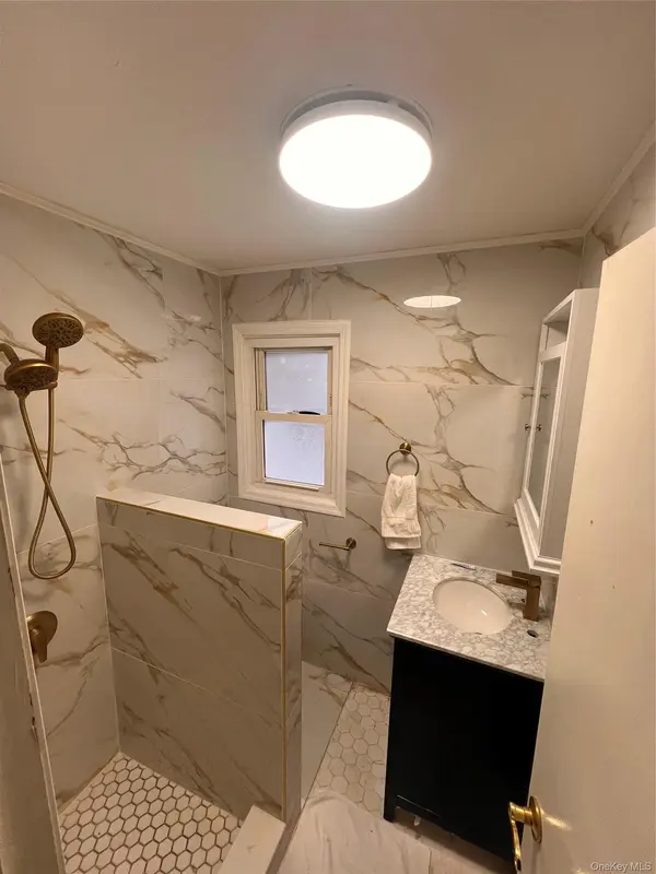 122 Rockaway Pkwy, Valley Stream, NY 11580
