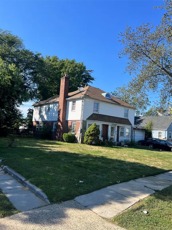 122 Rockaway Pkwy, Valley Stream, NY 11580
