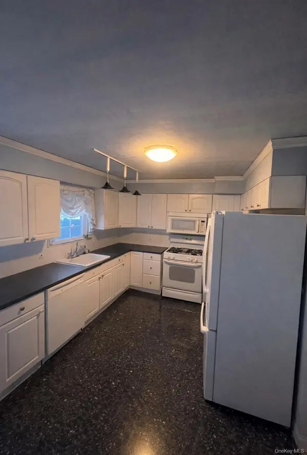 122 Rockaway Pkwy, Valley Stream, NY 11580