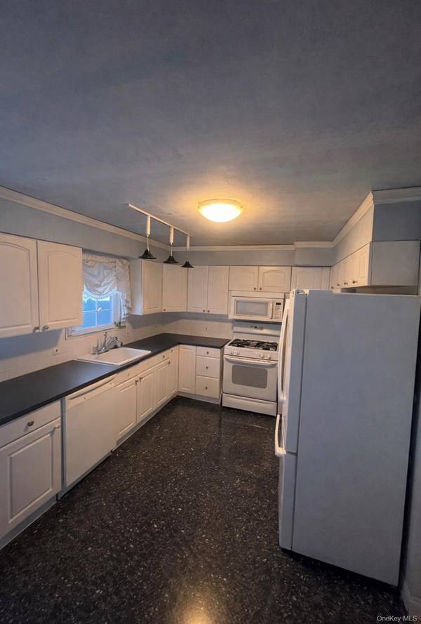 122 Rockaway Pkwy, Valley Stream, NY 11580