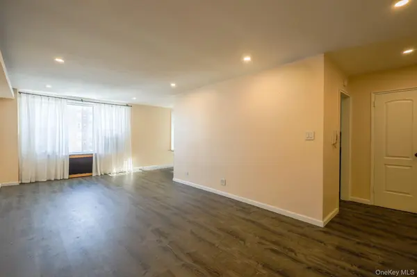 209-15 18th AVE #3E, Bayside, NY 11360