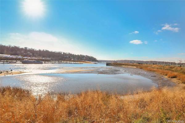 100 Garvies Point RD #1327, Glen Cove, NY 11542