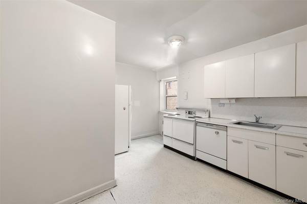 44-59 Kissena BLVD #4J, Flushing, NY 11355