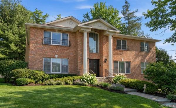 4 Peachtree LN, Roslyn, NY 11576