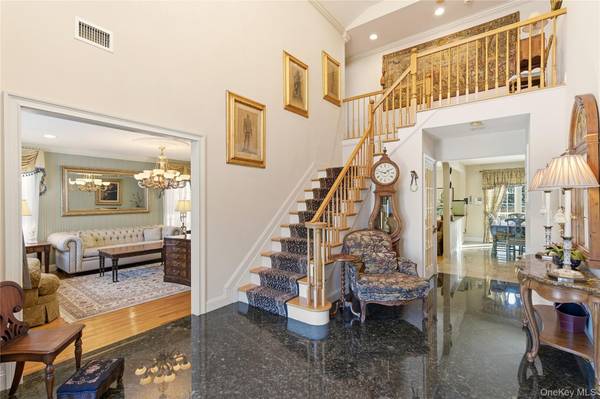 4 Peachtree LN, Roslyn, NY 11576