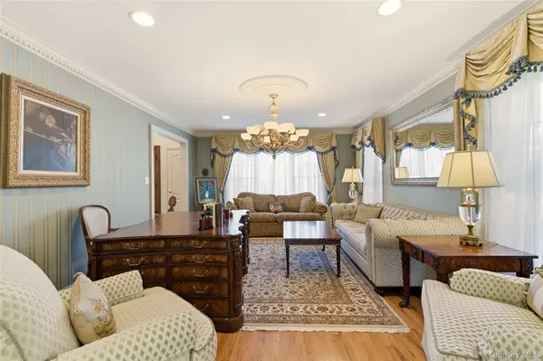 4 Peachtree LN, Roslyn, NY 11576