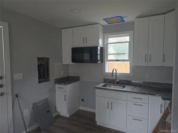 17 Bayport RD, Mastic Beach, NY 11951