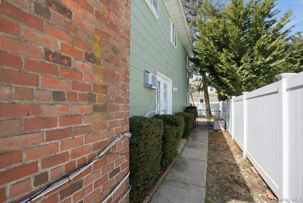 85 Unqua RD, Massapequa, NY 11758