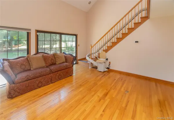 1 Far Horizons DR, Newburgh, NY 12550