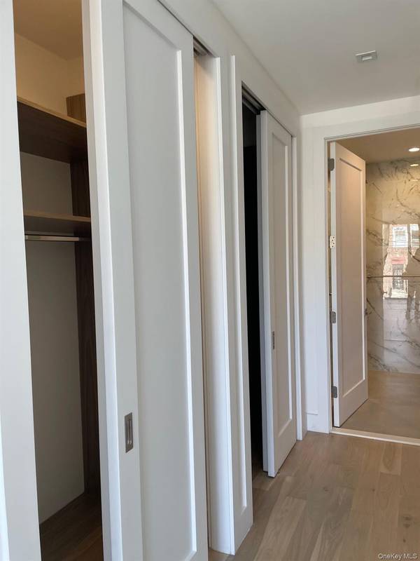 19-14 21st RD #2A, Astoria, NY 11105