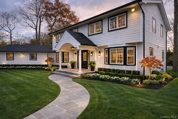 22 Peppermill LN, Dix Hills, NY 11746