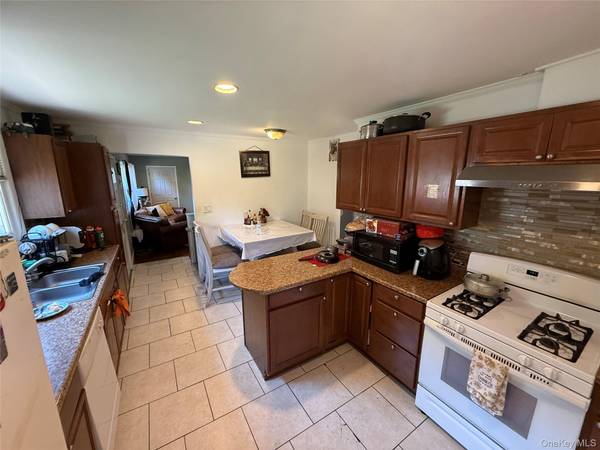 45 Oakley DR, Huntington Station, NY 11746