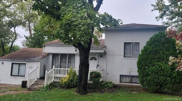 32 Duke ST, Deer Park, NY 11729