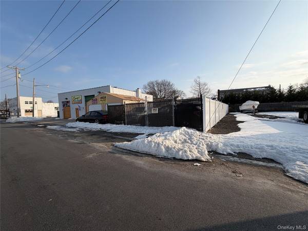 628 Shore RD, Lindenhurst, NY 11757
