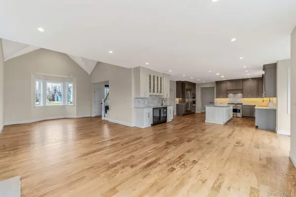 457 Pond PATH, East Setauket, NY 11733
