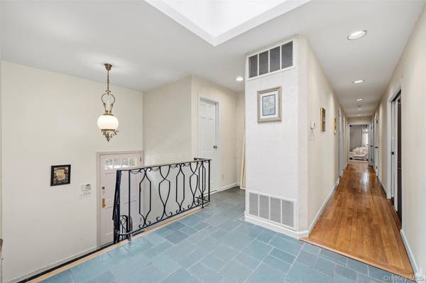 8 Pine DR, Great Neck, NY 11021