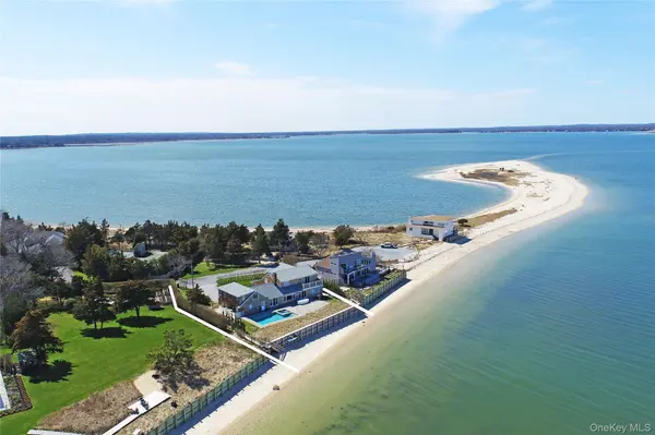 10 Barrett DR, Hampton Bays, NY 11946