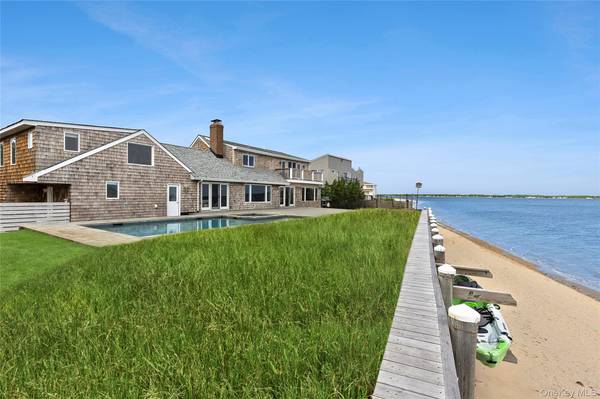 10 Barrett DR, Hampton Bays, NY 11946