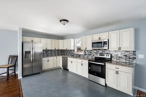 93 Garfield BLVD, Farmingdale, NY 11735