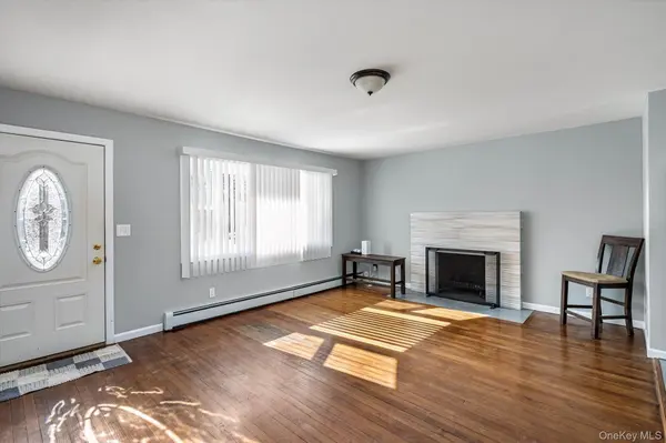 93 Garfield BLVD, Farmingdale, NY 11735