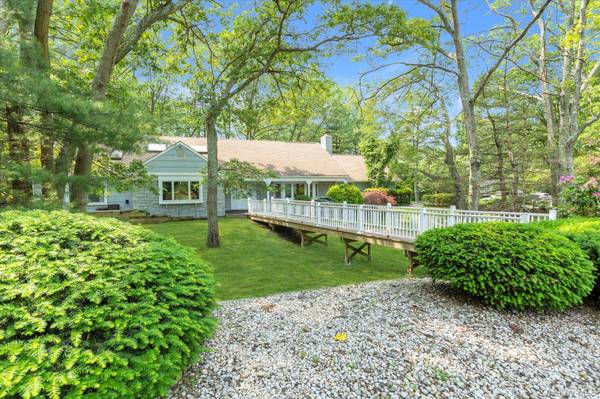 2 Westbourne LN, Melville, NY 11747