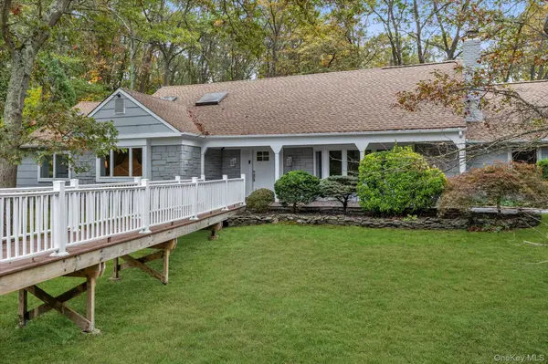 2 Westbourne LN, Melville, NY 11747