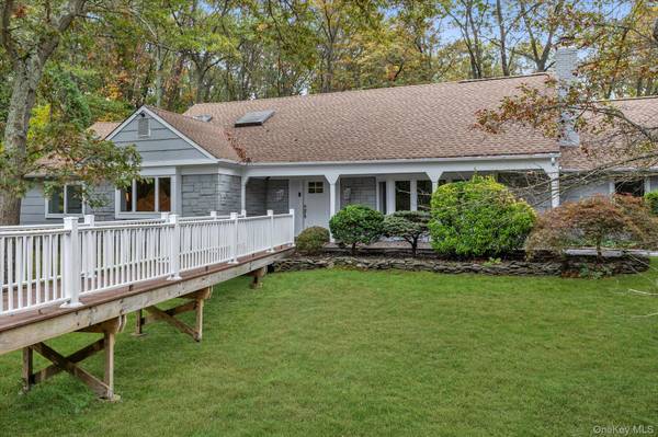 2 Westbourne LN, Melville, NY 11747