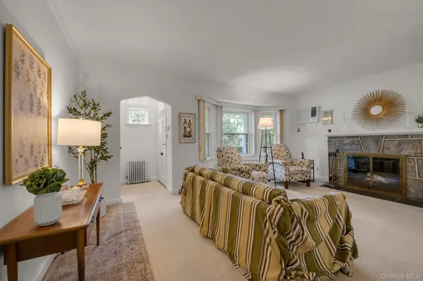 67 Maple DR, New Hyde Park, NY 11040