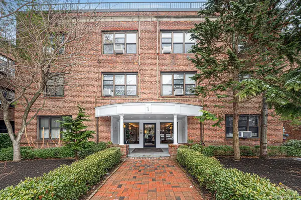 1 Town House PL #3H, Great Neck, NY 11021