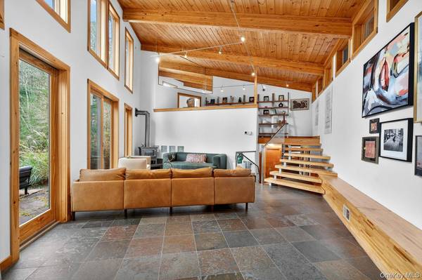 106 Mountain Laurel LN, Woodstock, NY 12498