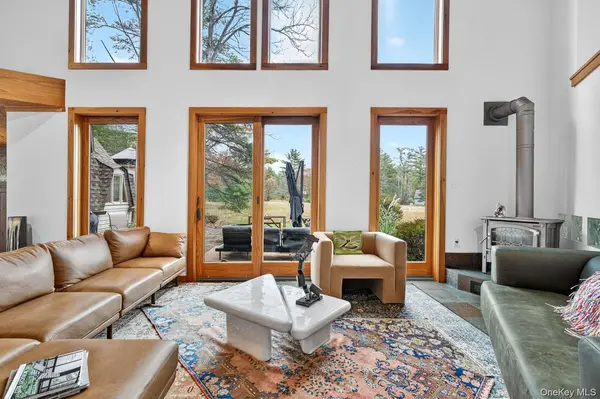106 Mountain Laurel LN, Woodstock, NY 12498