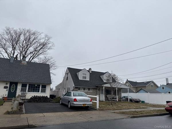2 Quay CT, East Rockaway, NY 11518