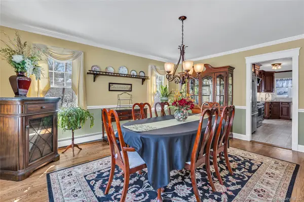 251 Vineyard RD, Huntington Bay, NY 11743