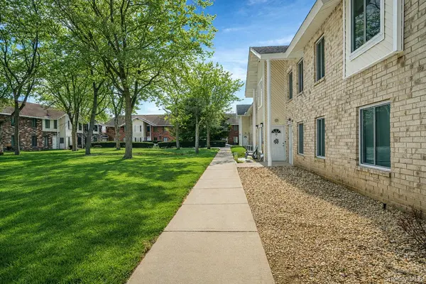 30 El Camino Ct #30, Coram, NY 11727
