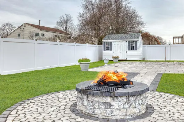 72 W Marine AVE, Lindenhurst, NY 11757
