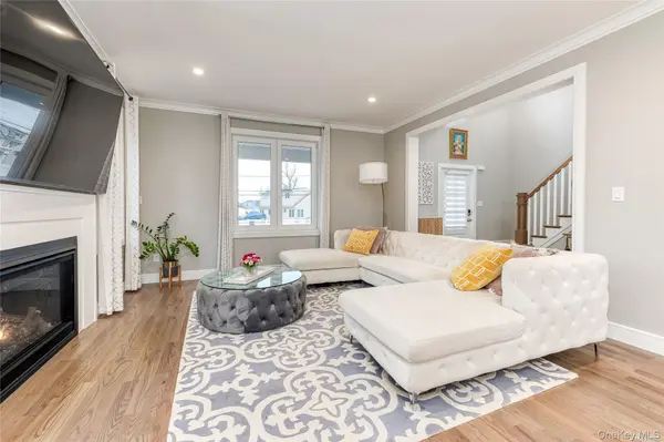 72 W Marine AVE, Lindenhurst, NY 11757