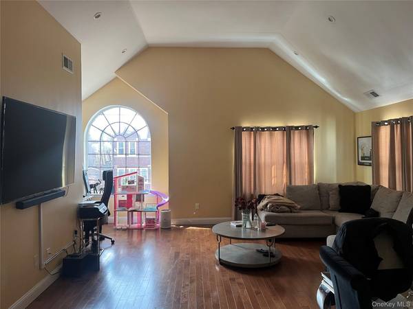 547 S 11th AVE, Mount Vernon, NY 10550
