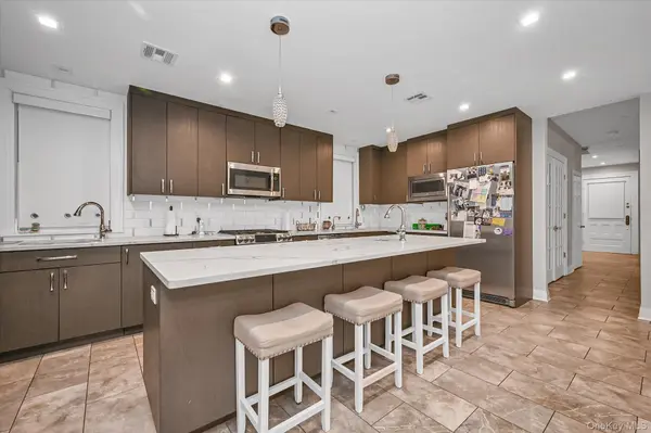 8405 112th ST, Richmond Hill, NY 11418