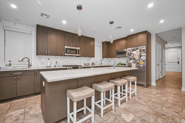 8405 112th ST, Richmond Hill, NY 11418