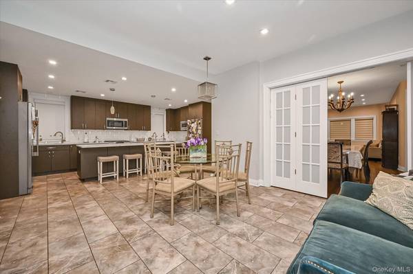 8405 112th ST, Richmond Hill, NY 11418