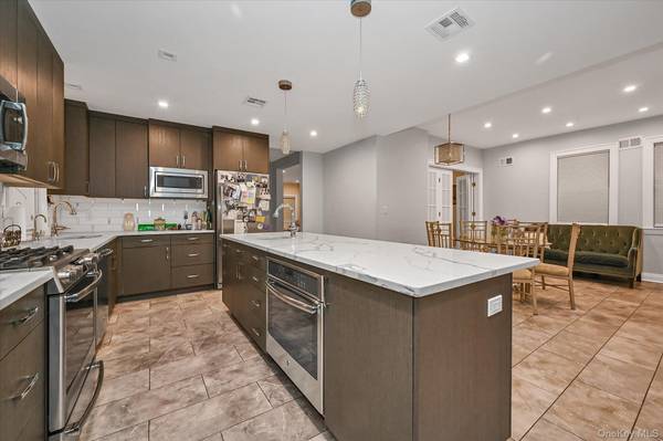 8405 112th ST, Richmond Hill, NY 11418