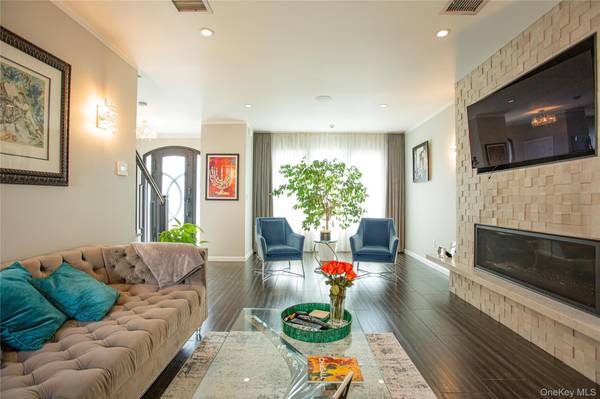 165 W Walnut ST, Long Beach, NY 11561