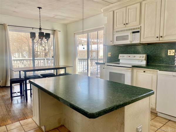 182 Downing RD, Pleasant Valley, NY 12569
